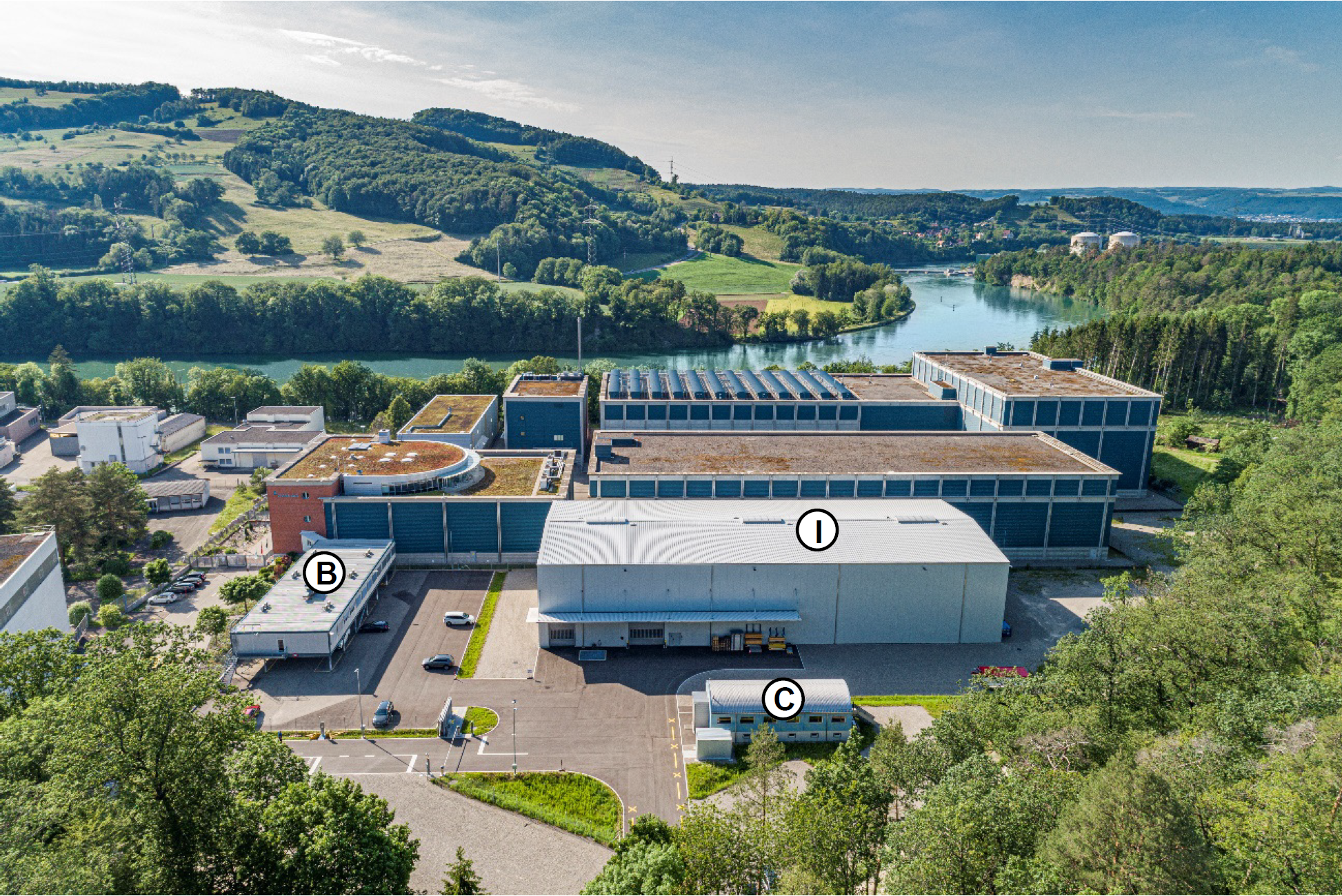 Situation heute (Blickrichtung Nordwest): Die Gebäude B (Bürocontainer), C (Haus¬wartgebäude) und I (Lagerhalle) müssen für den Neubau der BEVA am Standort Zwilag rückgebaut werden
